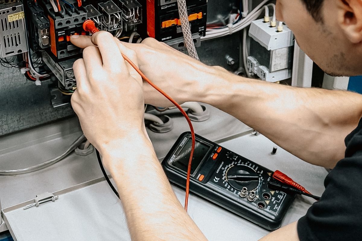 Electrician SEO: How to Own Your Service Area — visual guide